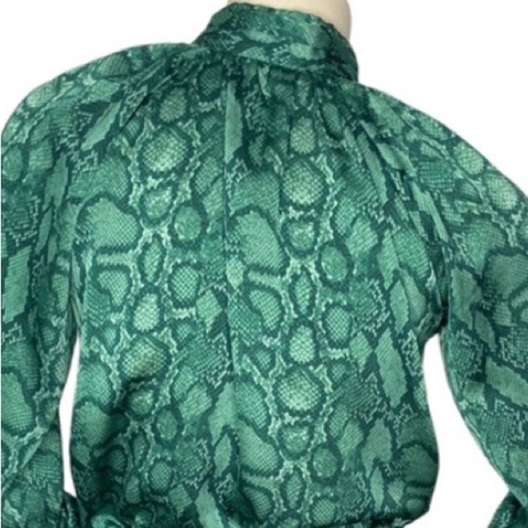 Gwendolyn Snake Mock Neck Blouse green size small - Picture 13 of 14